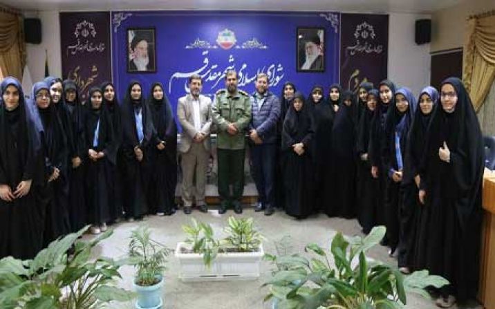 دختران دانش آموز نخبه استان قم در جلسه هم اندیشی کمیسیون فرهنگی و اجتماعی شورای اسلامی شهر قم
